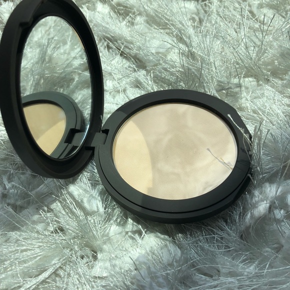 Tarte “smooth operator” pressed finishing powder - Picture 5 of 6